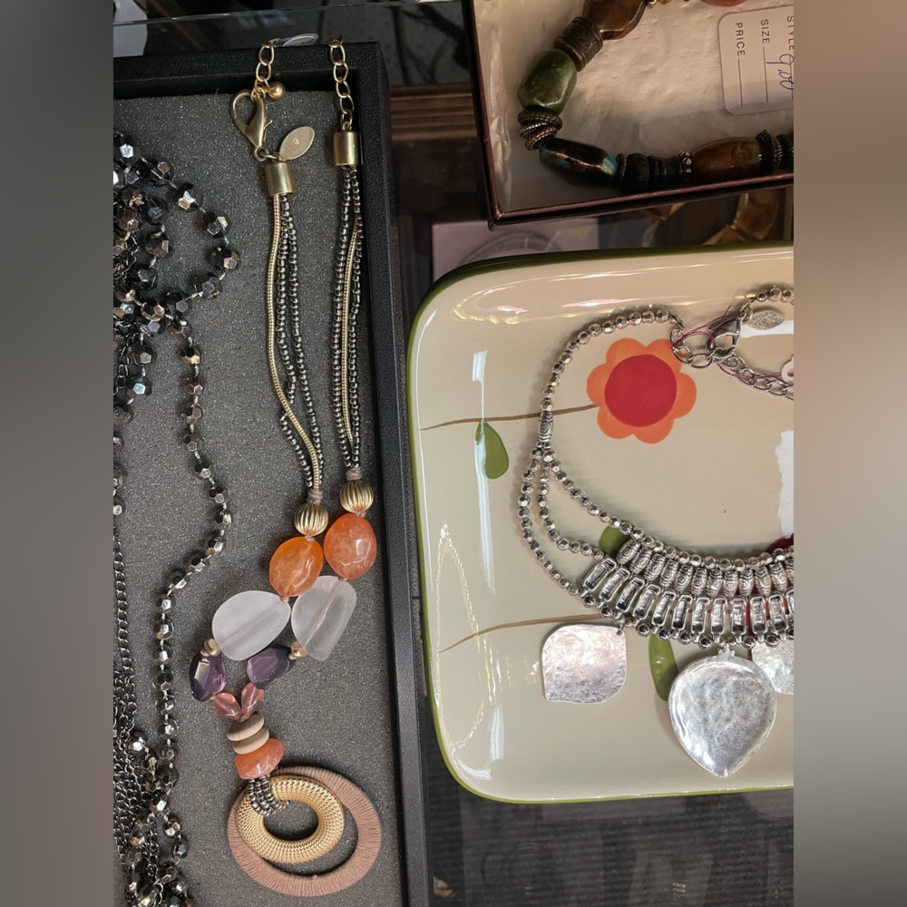 Chico’s Necklace In The Middle